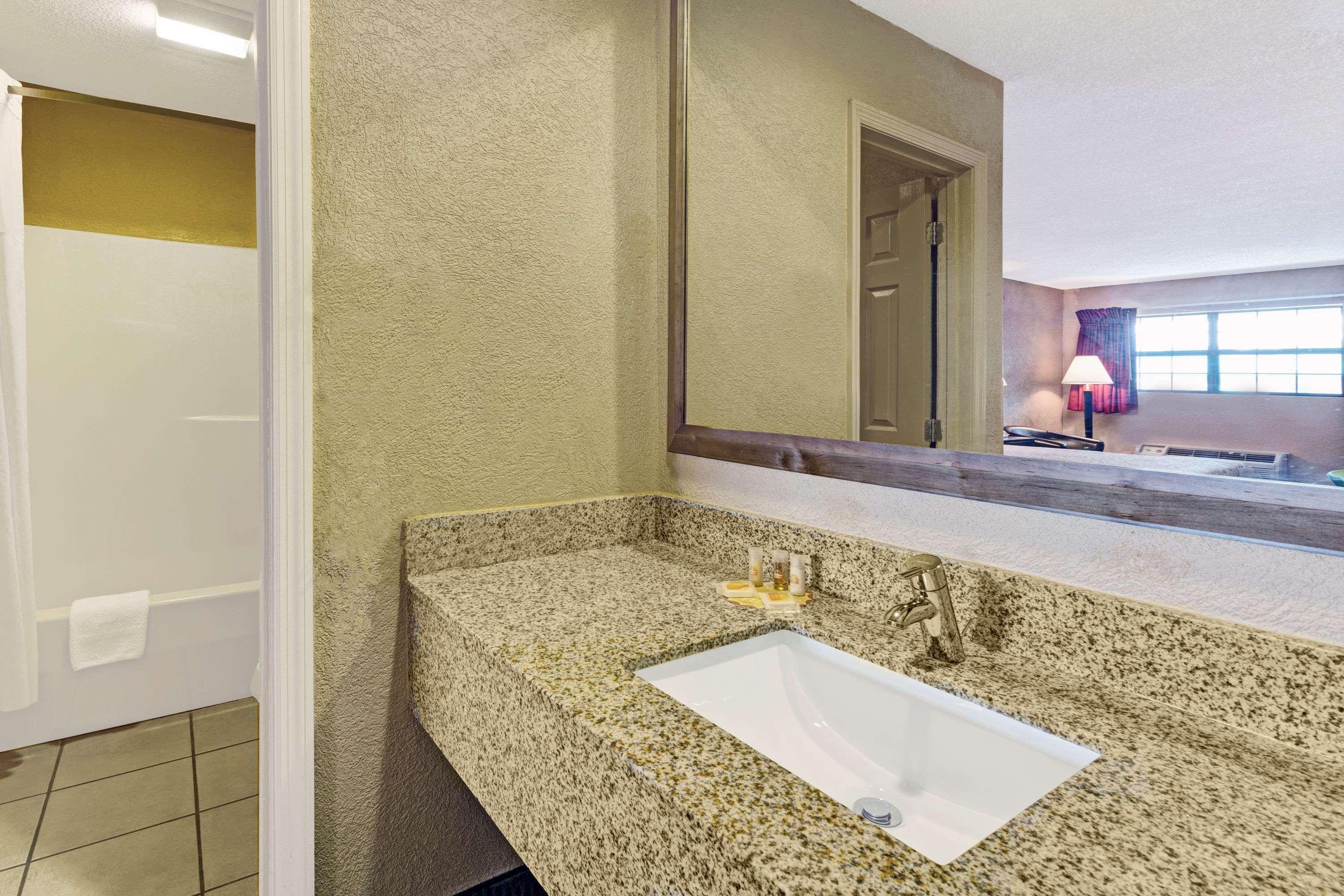 Days Inn By Wyndham Cherokee Near Casino Екстер'єр фото