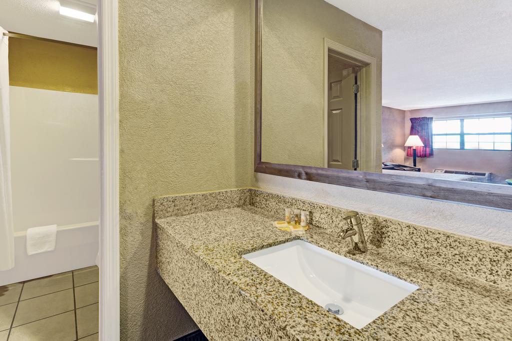 Days Inn By Wyndham Cherokee Near Casino Номер фото