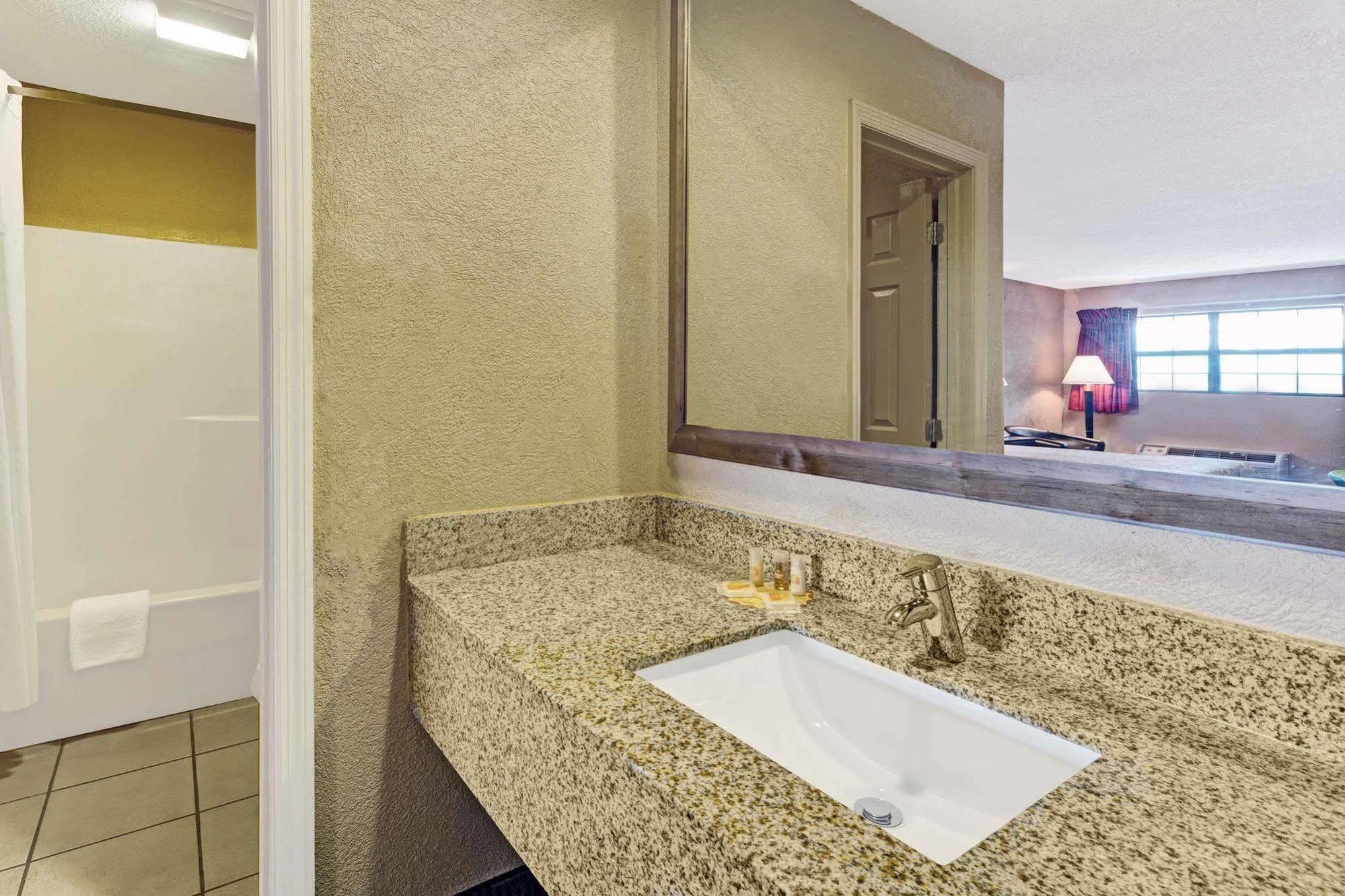 Days Inn By Wyndham Cherokee Near Casino Екстер'єр фото